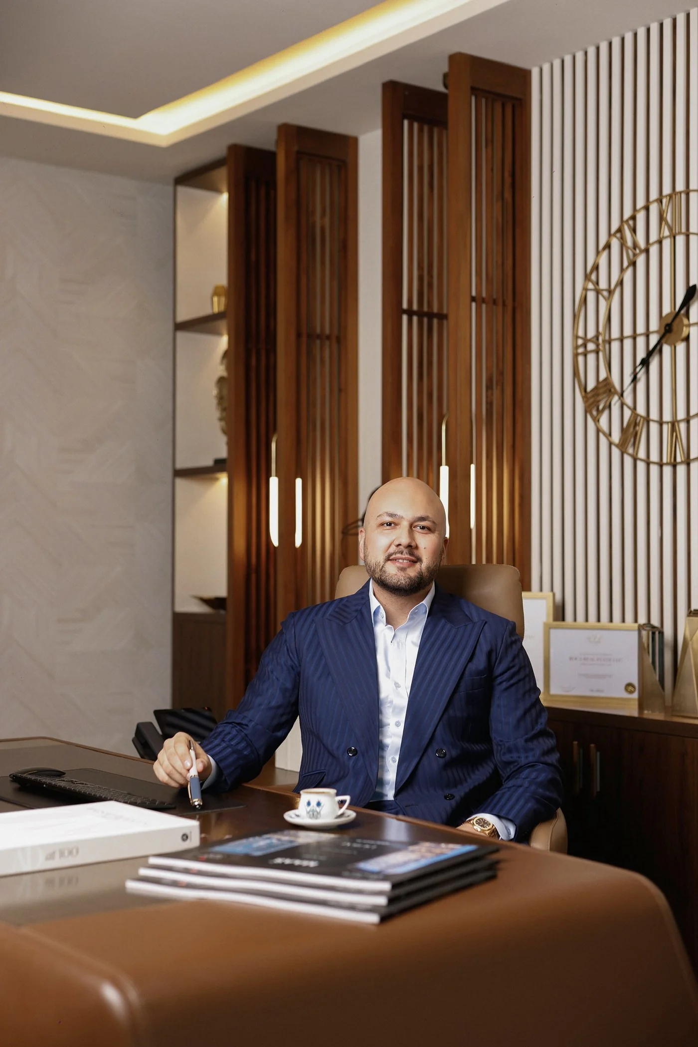 Metin SARI Dubai Ofis Masa Mavi Takım CEO Portre